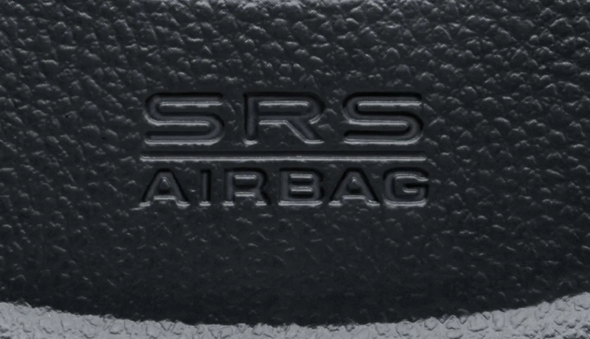 ถุงลม 6 ตำแหน่ง ถุงลมคู่หน้า (Dual SRS) ถุงลมด้านข้างคู่หน้า (Side Airbags) และม่านถุงลมด้านข้าง (Side Curtain Airbags)